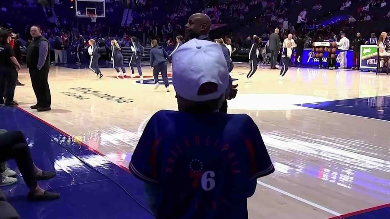 Niño sobreviviente de accidente aéreo toca campana en partido de baloncesto