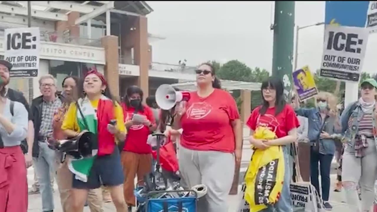 “Cualquier día puedes ser tú”, protestan en Filadelfia por detención de líder sindical en LA