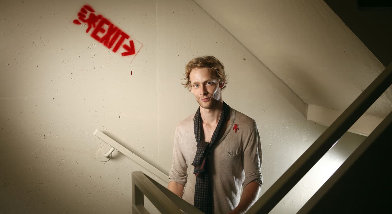 Johnny Lewis, actor de ‘Sons of Anarchy’, falleció tras lanzarse del techo de su casa después de asesinar a su casera, de 81 años, y a su pequeño gato en septiembre de 2012.