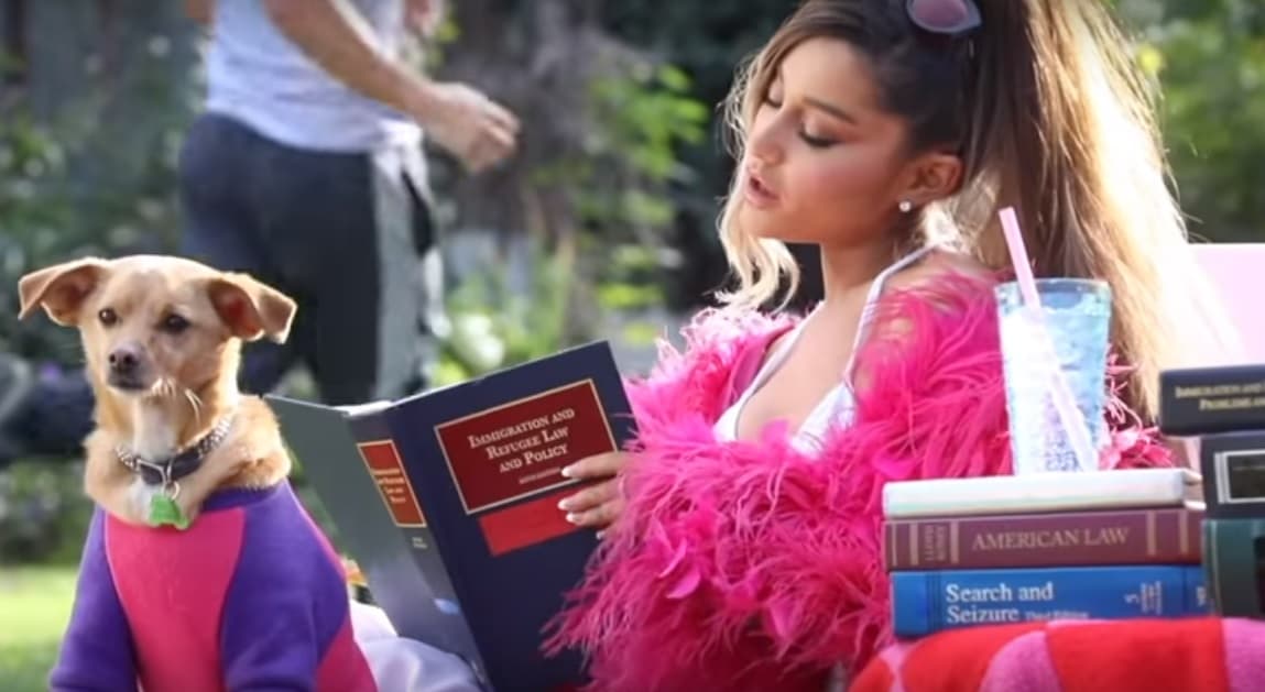 'Legalmente Rubia' fue una de las películas que Ariana Grande incluyó en 'Thank u, next', donde vistió como el personaje 'Elle Woods' con su perro 'Bruiser'