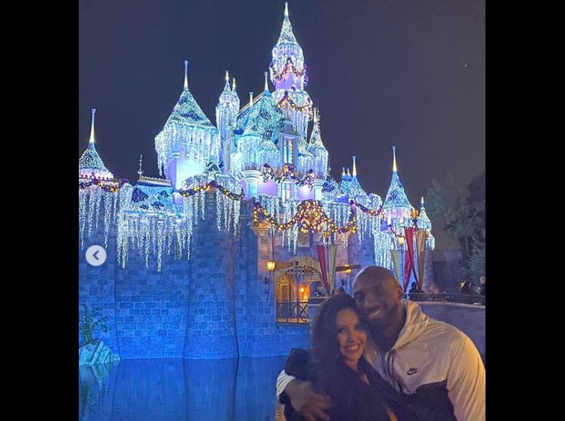 El pasado 28 de noviembre de 2019, Kobe compartió que ese día, pero hace 20 años, había conocido a su esposa, por ello tuvieron una cita en Disneyland al estilo de la ‘vieja escuela’, recordando sus días como novios. “Te amo mamacita”, fue lo que escribió en dicha publicación.