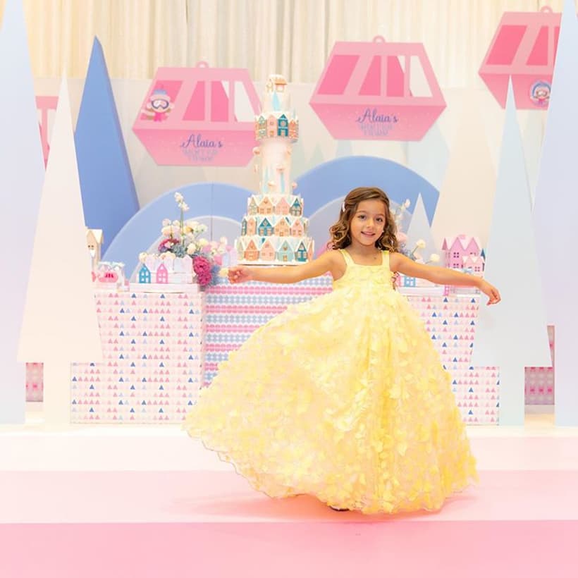 Para la ocasión, Adamari usó un vestido blanco con escote asimétrico, Toni combinó el blanco y el amarillo con un look informal y la pequeña Alaïa usó un vestido amarillo.