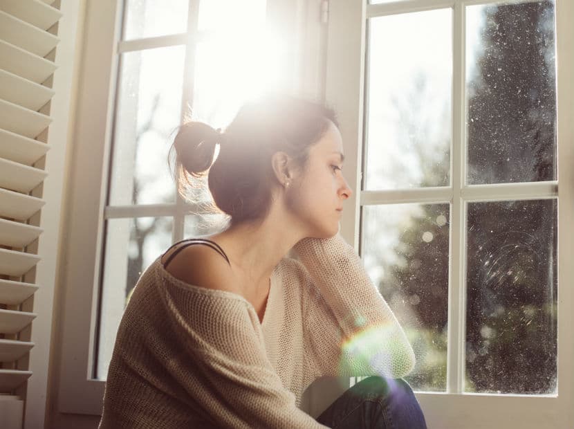 Si te sientes triste podrías tener problemas respiratorios o digestivos. Envuelve tu dedo anular con la otra mano