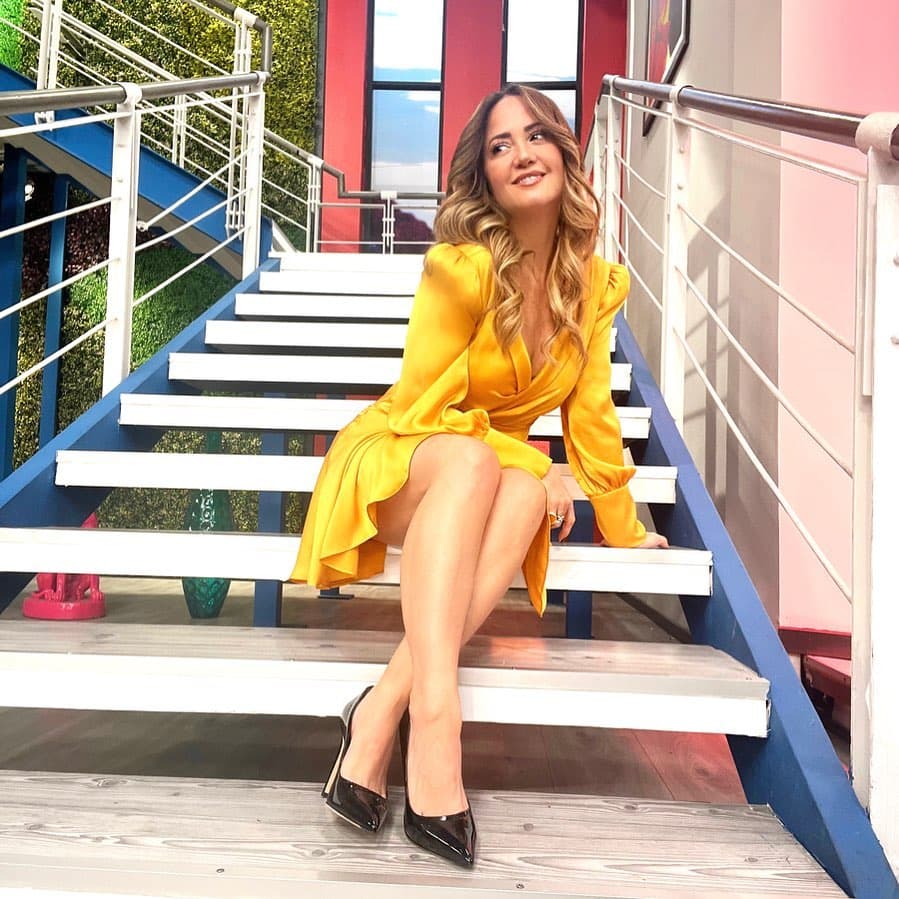 Andrea Legarreta deslumbra con su look en el programa Hoy