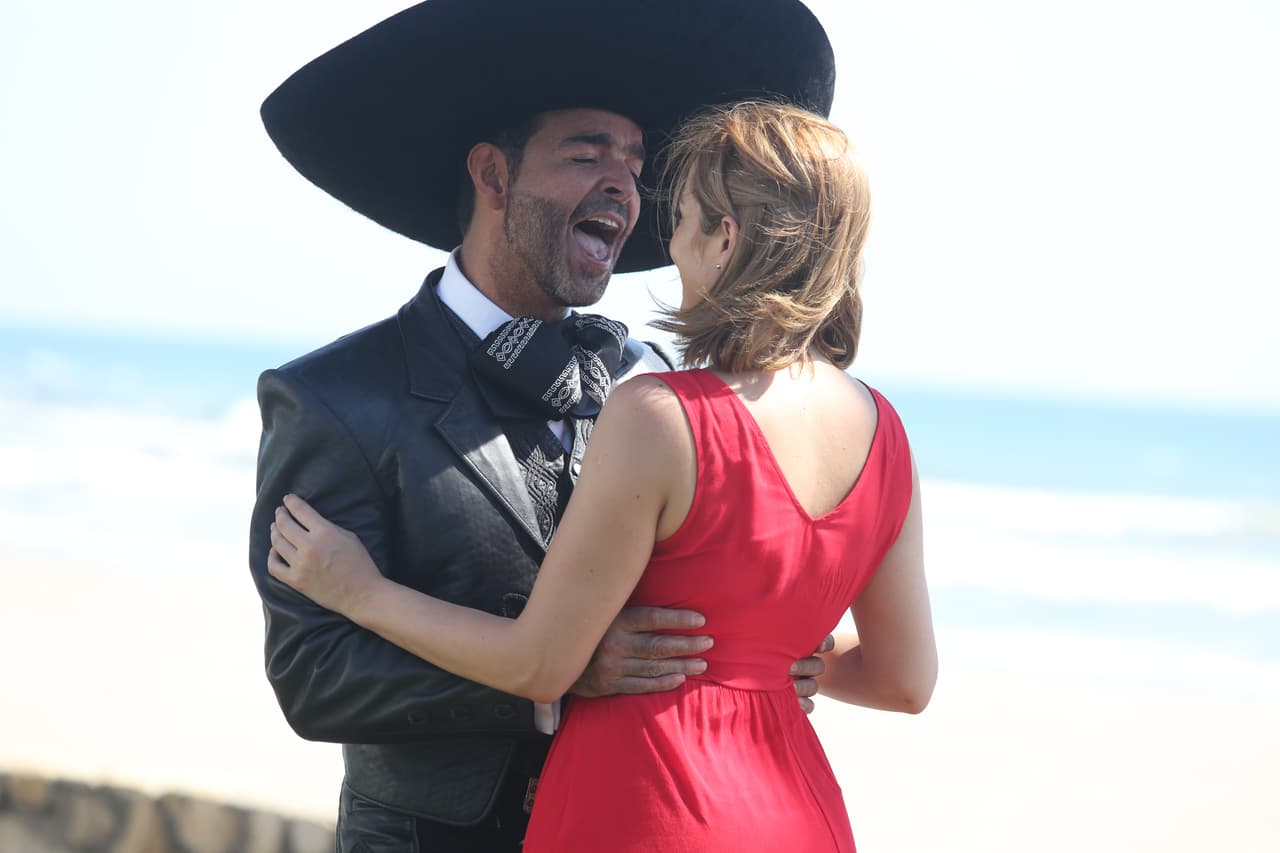 Y no solo eso, ¡sino que también pudimos escuchar su voz! En la escena, "Rodrigo" le dedica una romántica canción a su amada "Ileana".