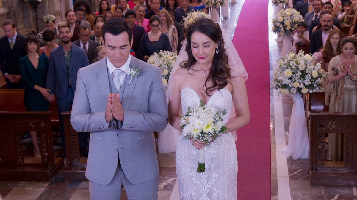 Mi Fortuna es Amarte (2022). En su más reciente telenovela, Susana González encarnó a ‘Natalia’, quien le juró amor eterno a ‘Chente’ (David Zepeda) en un vestido blanco con corset y corte sirena con pedrería.