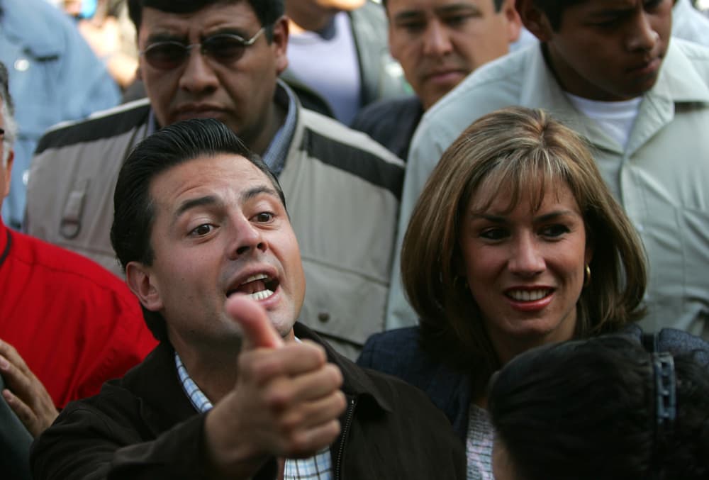 Según el portal Proceso, Mónica y Enrique se conocieron en la Universidad Panamericana, donde ella estudió la licenciatura en Historia del Arte. La relación prosperó y en 1993 se casaron, teniendo a tres niños.