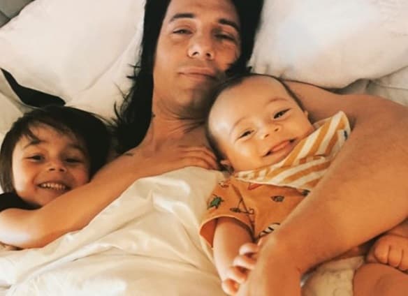 Criss Angel detalló que a su hijo "le diagnosticaron cáncer pediátrico antes de los dos años, ha estado en tratamiento durante más de tres años, ha estado en remisión".