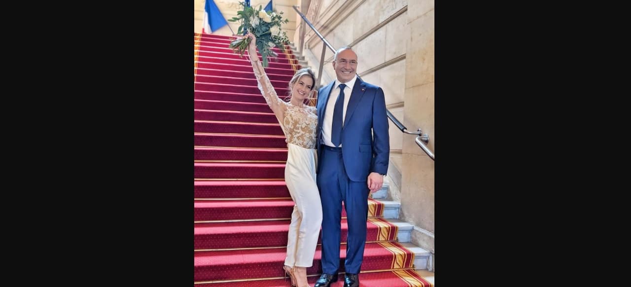 “Hoy en una ceremonia íntima en el centro de Paris Frédéric y yo nos dijimos: OUI!!!”, sentenció la actriz, quien jamás imaginó que algunos invitados destaparían en redes sociales detalles del enlace, que al parecer duró algunos días.