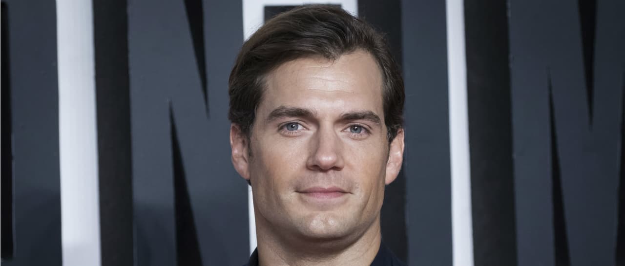 Henry Cavill cambia el traje de Superman por la magia