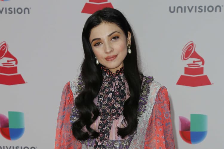 Mon Laferte presume sus piernas en Instagram