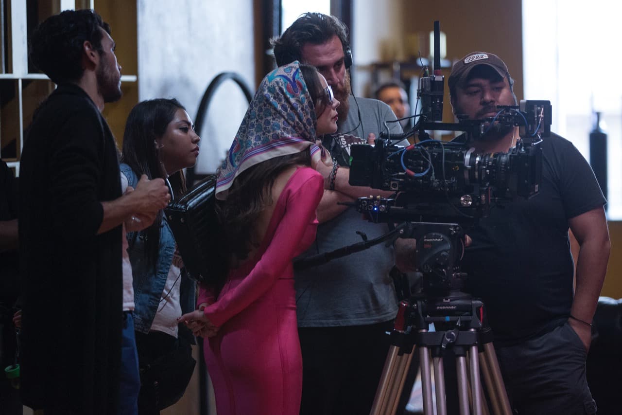 Camila quiso revisar con el equipo de producción cómo había quedado la escena.