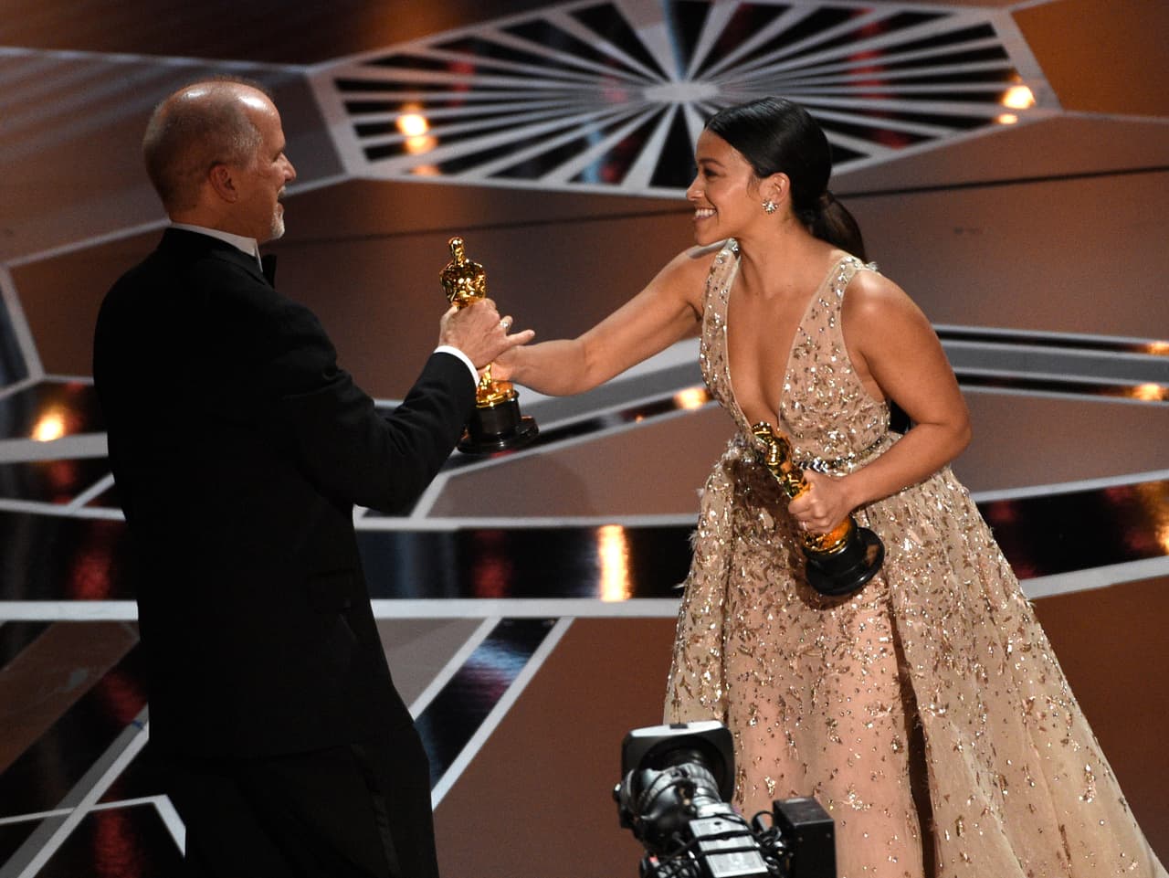 Gina Rodriguez y Tom Holland presentaron ‘Mejores efectos visuales’, que ganó ‘Blade Runner 2049’.