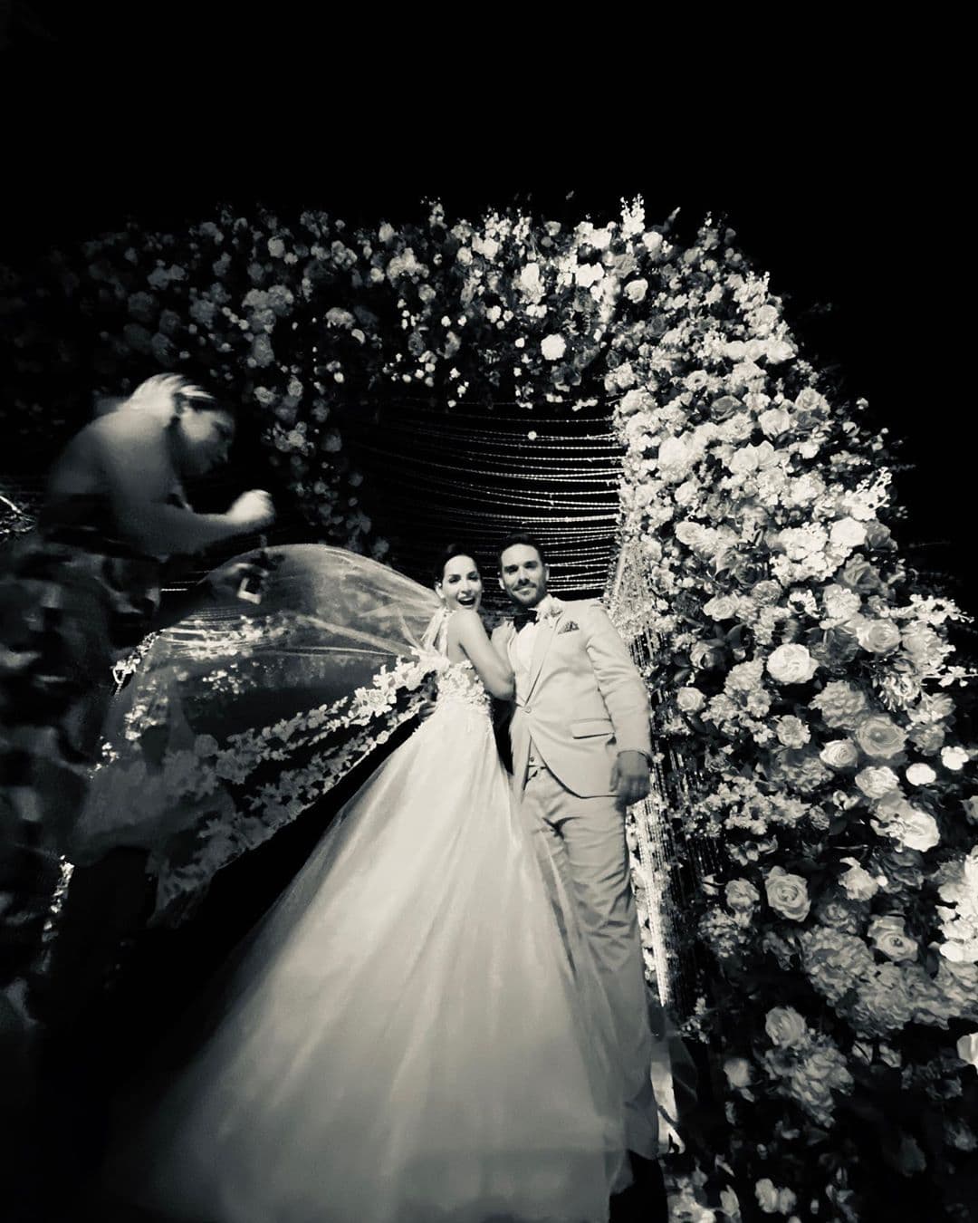 El vestido de novia fue diseñado por el colombiano Jorge Duque, quien enamoró a todos por su elegante diseño, sin perder ese toque de sensualidad que caracteriza a Carmen. “Es un vestido en el que ella flota, un vestido etéreo apropiado para la playa pero también para ese momento inolvidable que es la boda”, compartió el diseñador a People en español.