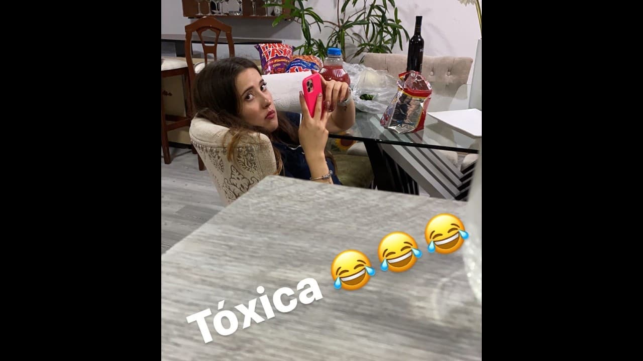 Y es que el actor bromeó al respecto mostrando a la joven enojada y llamándola ‘tóxica’, hecho que provocó que su pareja le contestara y le siguiera el juego, destacando que él necesitaba un correctivo por exhibirla de esa manera.