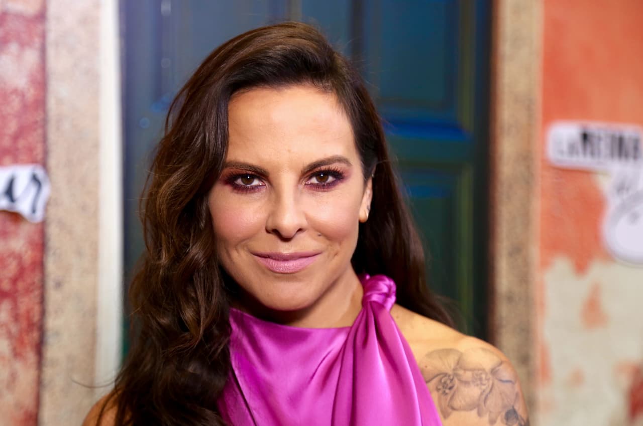 Kate del Castillo ha cautivado al público en el cine y la televisión, desde ‘Muchachitas’ hasta ‘Ingobernable’. La actriz compartió en entrevista con Telemundo sobre lo que piensa del amor. “El amor que es el que está marcado por la sociedad, de estar casados y la familia, no soy ese tipo de mujer, pero de que tengo amor, tengo mucho amor”, aseguró.