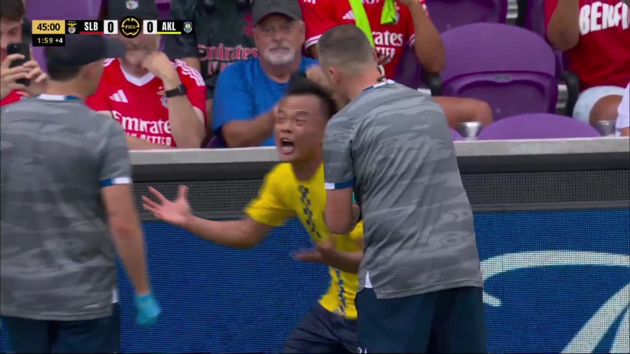 ¡Explota contra el cuerpo médico! Jugador de Auckland estalla