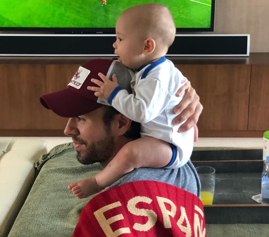Enrique Iglesias con uno de sus hijos disfrutando del Mundial