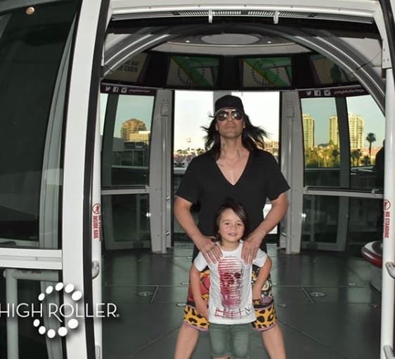 Criss Angel dijo al medio estadounidense ET Online que Johnny: "es un niño increíblemente fuerte y con el apoyo de la familia, amigos y nuestros seguidores, esperamos con ansias el día en que vuelva a estar en remisión".
