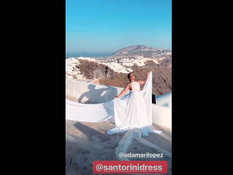 “Aquí la tenemos con la actitud de diosa atenea”, explicó Toni mientras mostraba a Adamari con un vestido blanco.