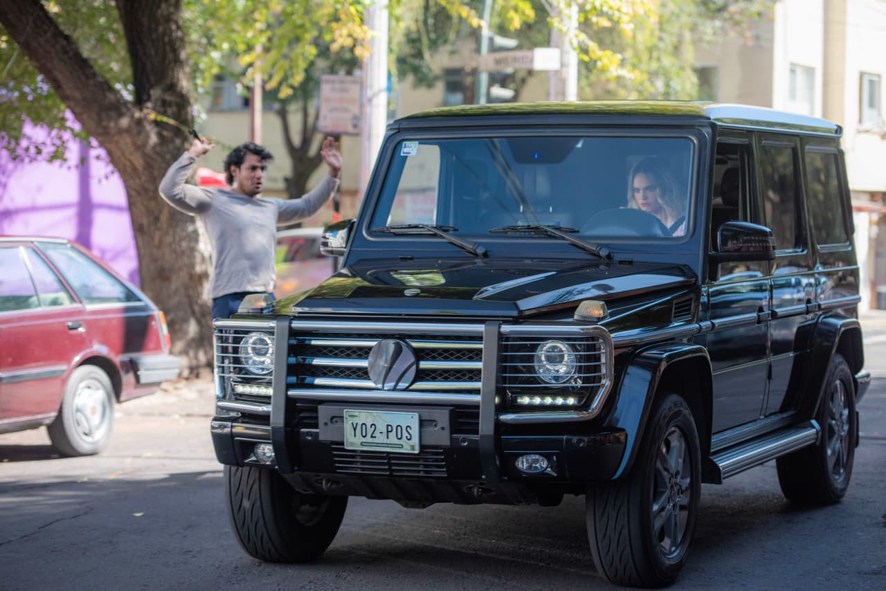 'Soraya' ve a 'Felipe' y acelera el coche para atropellarlo; afortunadamente, él logra esquivarlo.