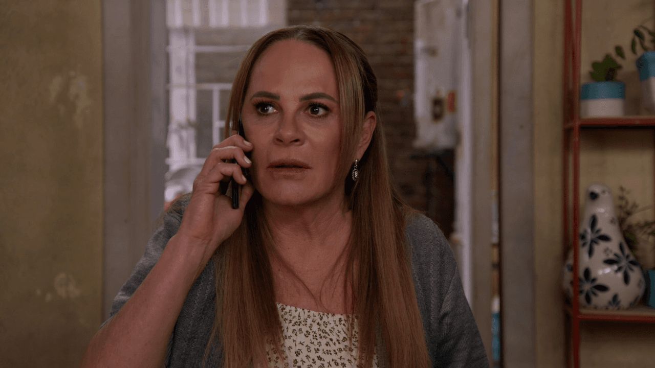 Roxana Castellanos ahora, este 2025, sorprende a la audiencia como 'Susana' en 'Las Hijas de la Señora García', una de las antagonistas de la historia.