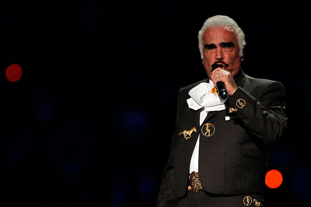 Famosos se unen en oración por Vicente Fernández ante su delicado estado de salud: “Fuerza al Rey”
