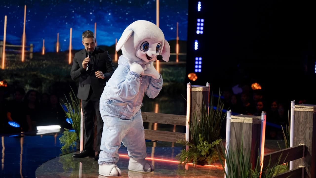 Bebeeeee sorprende a Omar Chaparro con tremendo beso en su debut en ¿Quién es la Máscara? 2025
