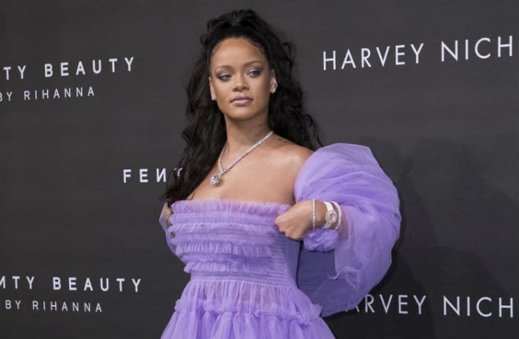 Rihanna impacta con nuevo color de labial