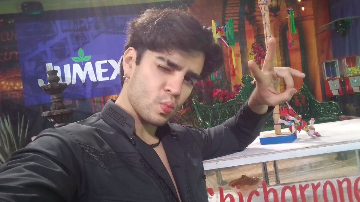 Aarón posa muy sensual ante la cámara.