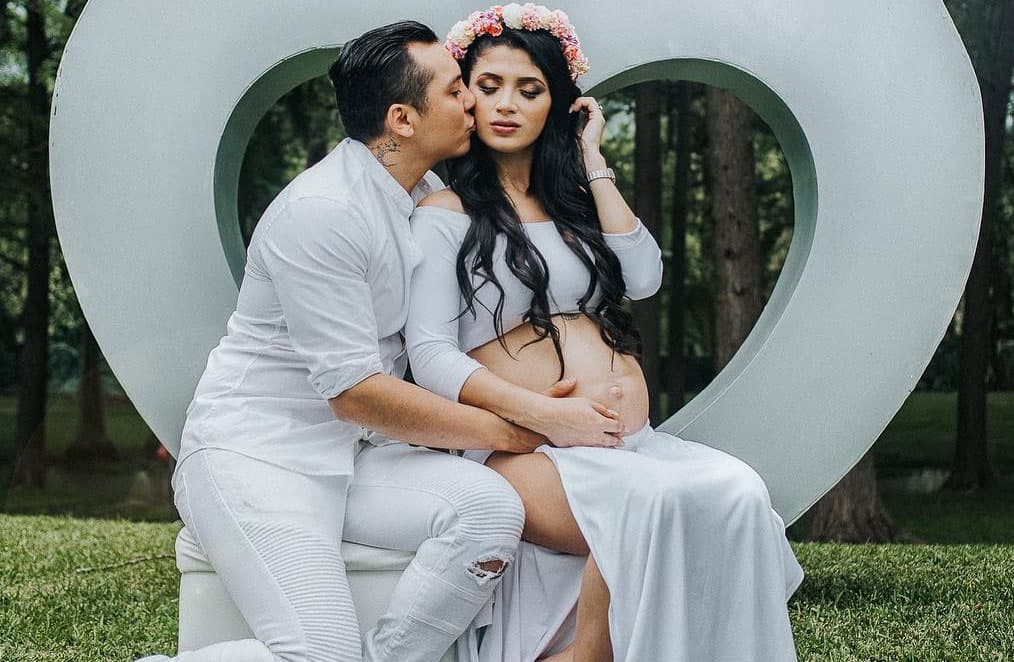 Edwin Luna presume a Kimberly Flores embarazada y totalmente desnuda