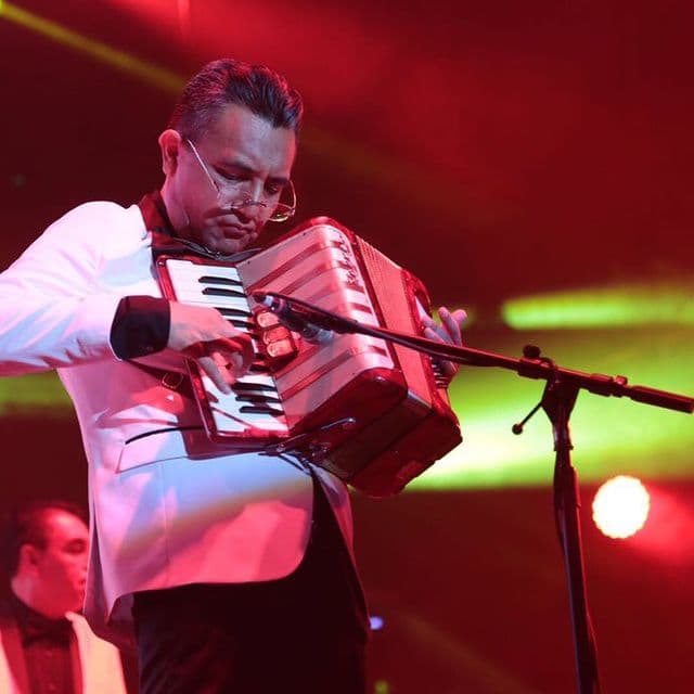 Con el pasar de los años, se sumaron más integrantes a la agrupación, cuando en 1994 y 1995 se lanzaron los discos ‘Entrega de Amor’ y ‘Sin pecado’, se contó con la voz de Raymundo Espinoza, quien se convirtió en vocalista al lado de Elías Mejía.