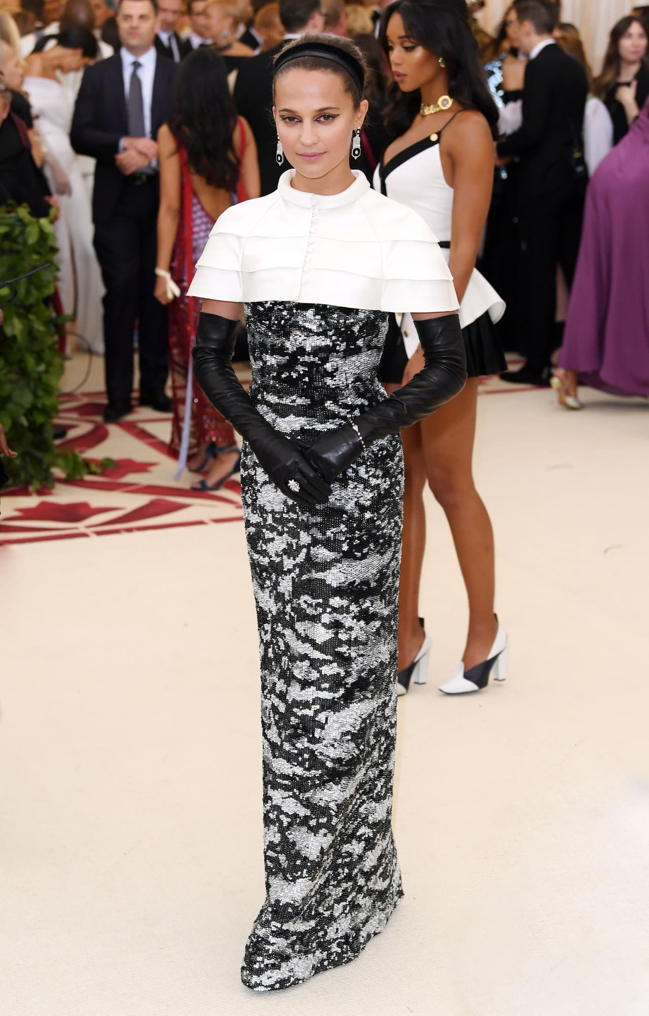 Alicia Vikander se diferenció con un outfit de Louis Vuitton.