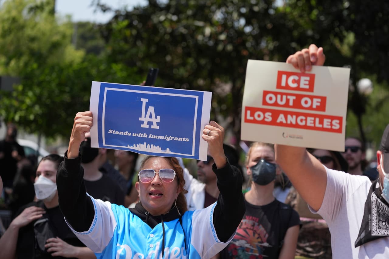 La diferencia en la reacción de Trump ante las protestas en L.A. y el asalto al Capitolio