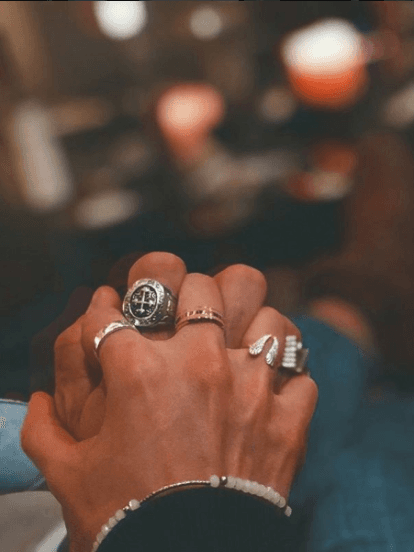 El 14 de febrero, José Ron compartió una imagen en la que aparecía agarrado de la mano de quien sería Jessica Díaz y es que los fans afirmaron que la actriz tenía el mismo anillo que el de la mujer de la foto.