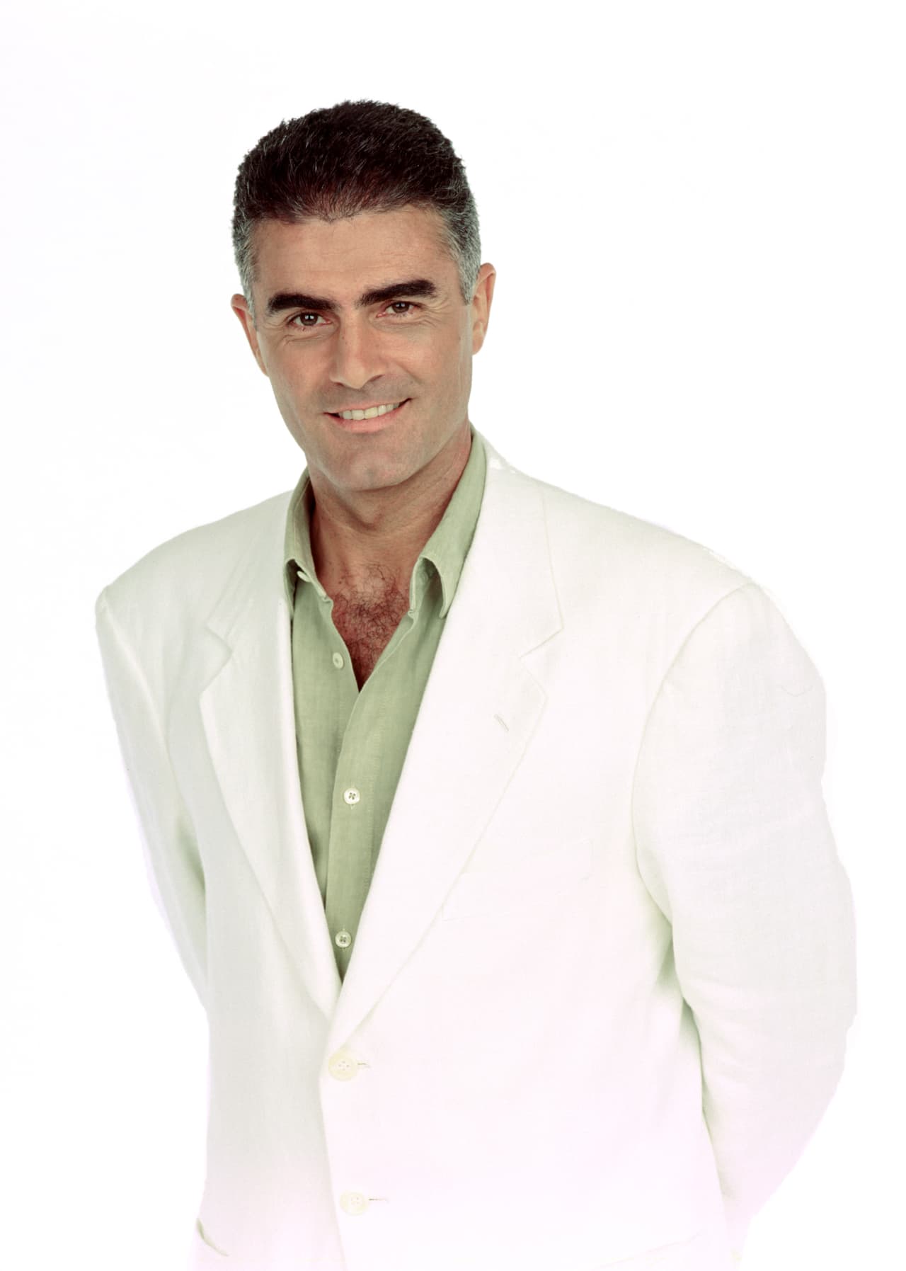 Saúl Lisazo regresa a la pantalla de TLNovelas con el reestreno de 'Acapulco, cuerpo y alma'.