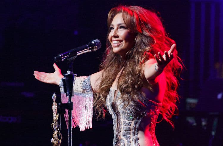 Thalía celebra sus 46 años en sexy bikini