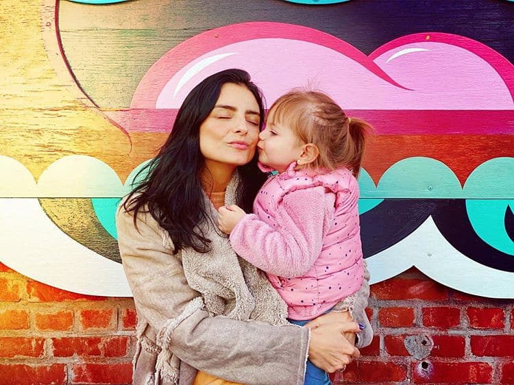 A gritos, Kailani intenta cantar canción infantil y Aislinn Derbez muestra el resultado en video