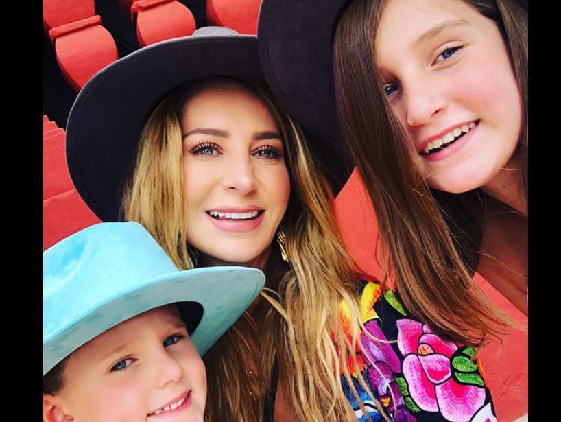 Geraldine Bazán supervisa las cuentas de Instagram de sus hijas, Elissa Marie y Alexa Miranda. Su primogénita, que tiene pensado convertirse en actriz, tiene 243 mil seguidores, mientras que a la integrante más pequeña de su familia la siguen 129 mil personas.