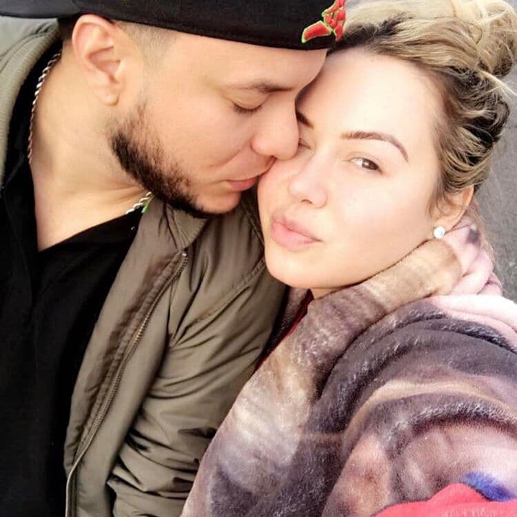 Tiempo después, Chiquis terminó su relación de cinco años con el productor Ángel del Villar, con quien incluso tenía planeado llegar al altar, y por meses desmintió su romance con Lorenzo, hasta que en abril 2017 lo hicieron oficial, convirtiéndose en el blanco de las críticas y polémicas declaraciones de Claudia Galván, exesposa de Lorenzo Méndez, lo cual llegó hasta los tribunales.