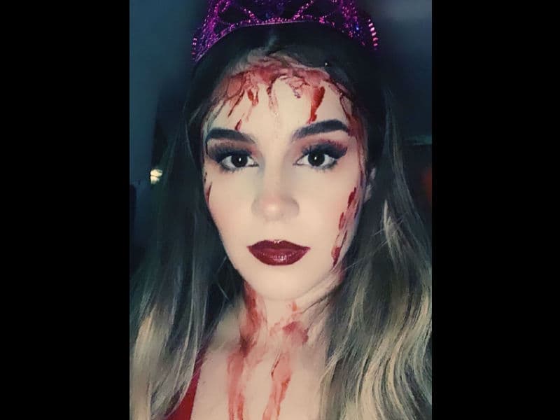 “Estás mal de lo guapa que estás” y “Ya me caíste mal”, fueron los mensajes que le dedicó Ale a su hermana, quien después aprovechó su nuevo look para convertirse en una sexy ‘Carrie’ por las fiestas de Halloween.