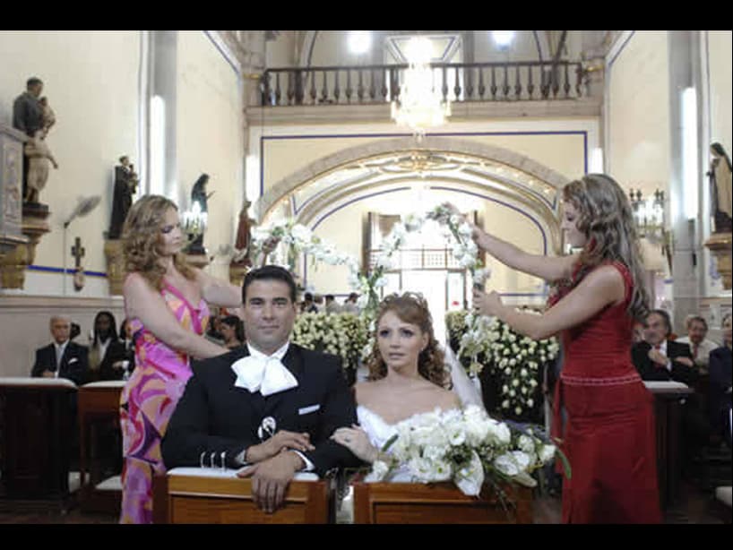 En la telenovela ‘Destilando amor’ (2007), ‘Gaviota’ y ‘Rodrigo’ celebraron su amor al realizar su boda religiosa, sellando su unión con un tierno beso.