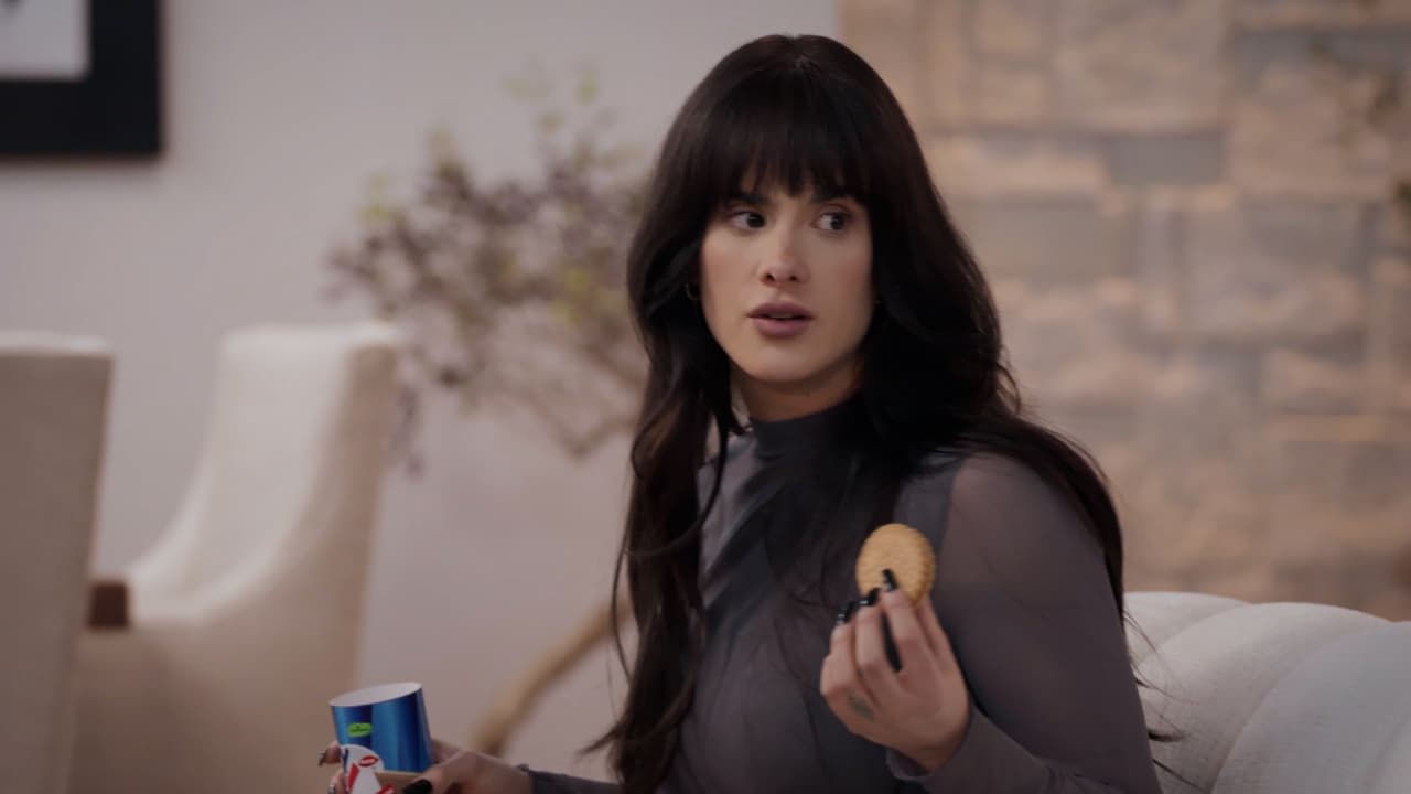 Catalina le avienta la leche a Pablo