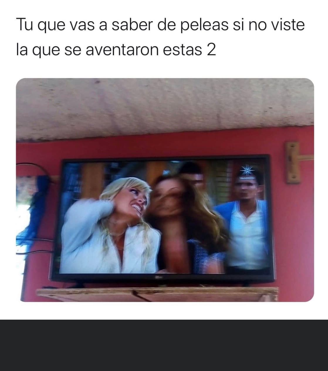 Y, aunque todo parecía ser solo un acalorado intercambio de palabras, 'Sofía' no permitió que 'Isadora' saliera del lugar sin recibir varias cachetadas, por lo que el usuario Me enoja escribió: "Tú qué vas a saber de peleas si no viste la que se aventaron estas 2".