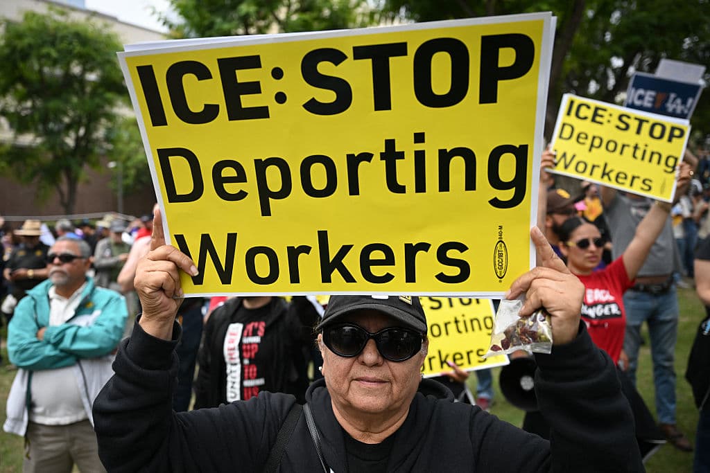 Trump presiona por más arrestos y ICE enfoca su maquinaria en lugares de trabajo para detener a inmigrantes por decenas