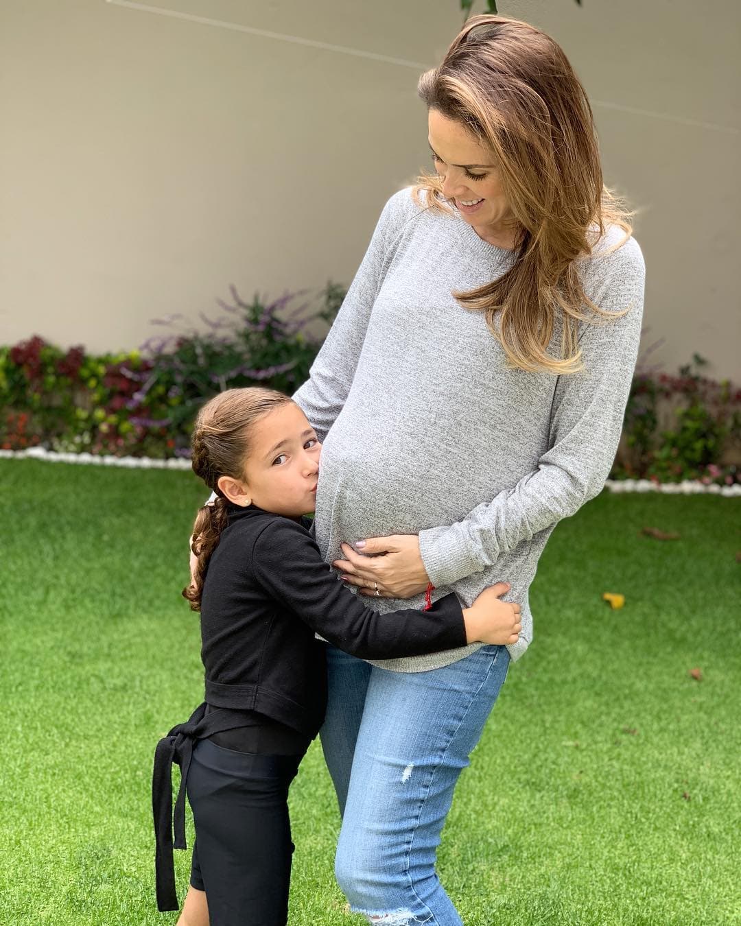 “Alguien está feliz por la llegada de sus hermanas”, escribió Jacqueline en su publicación que alcanzó más de 159 mil likes.
