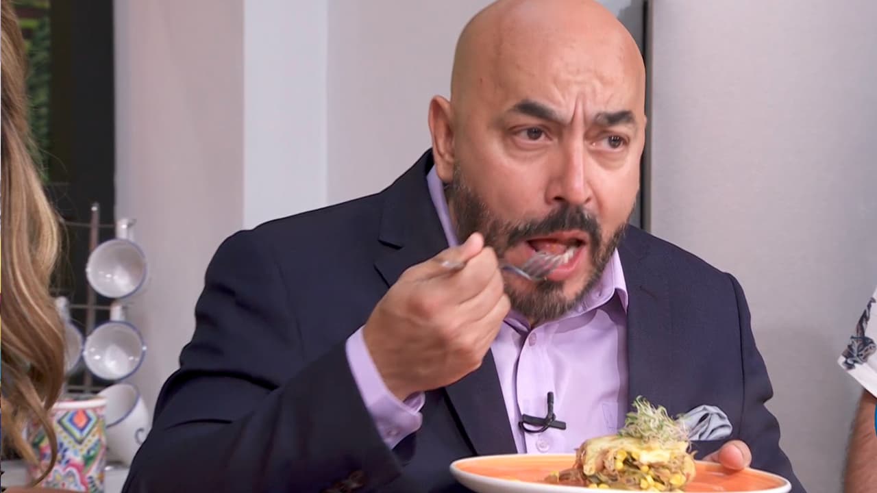 El chef Mariano Sandoval sorprende a Lupillo Rivera con una lasaña de chicharrón