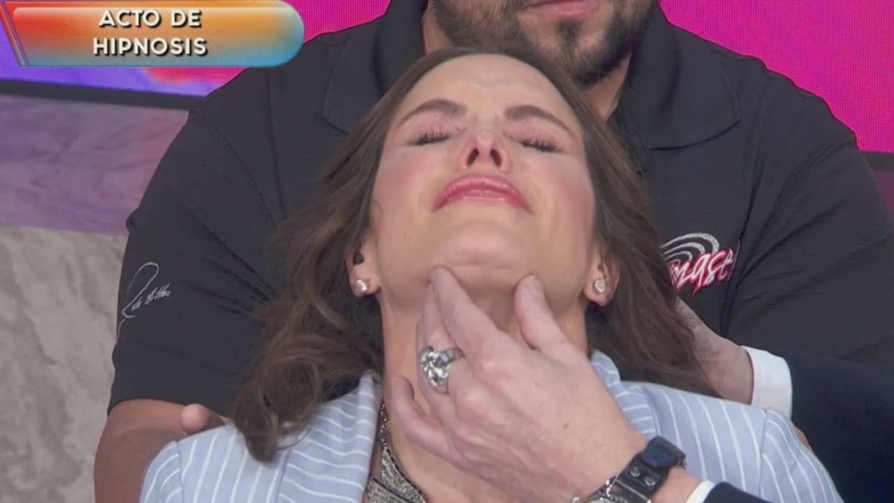 Andrea Escalona rompe en llanto al ser hipnotizada