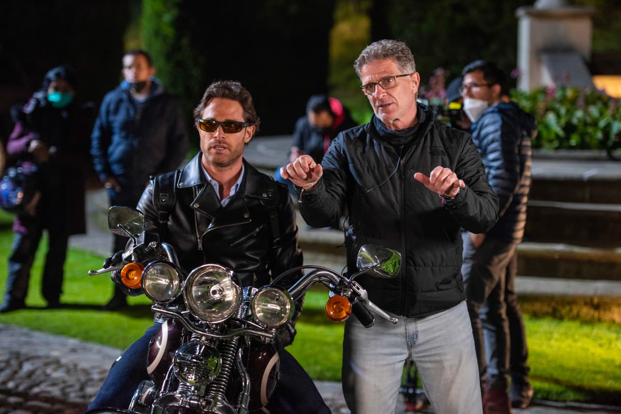 Sebastián Rulli a punto de grabar una escena donde ‘Luis Alberto’ viaja en moto.