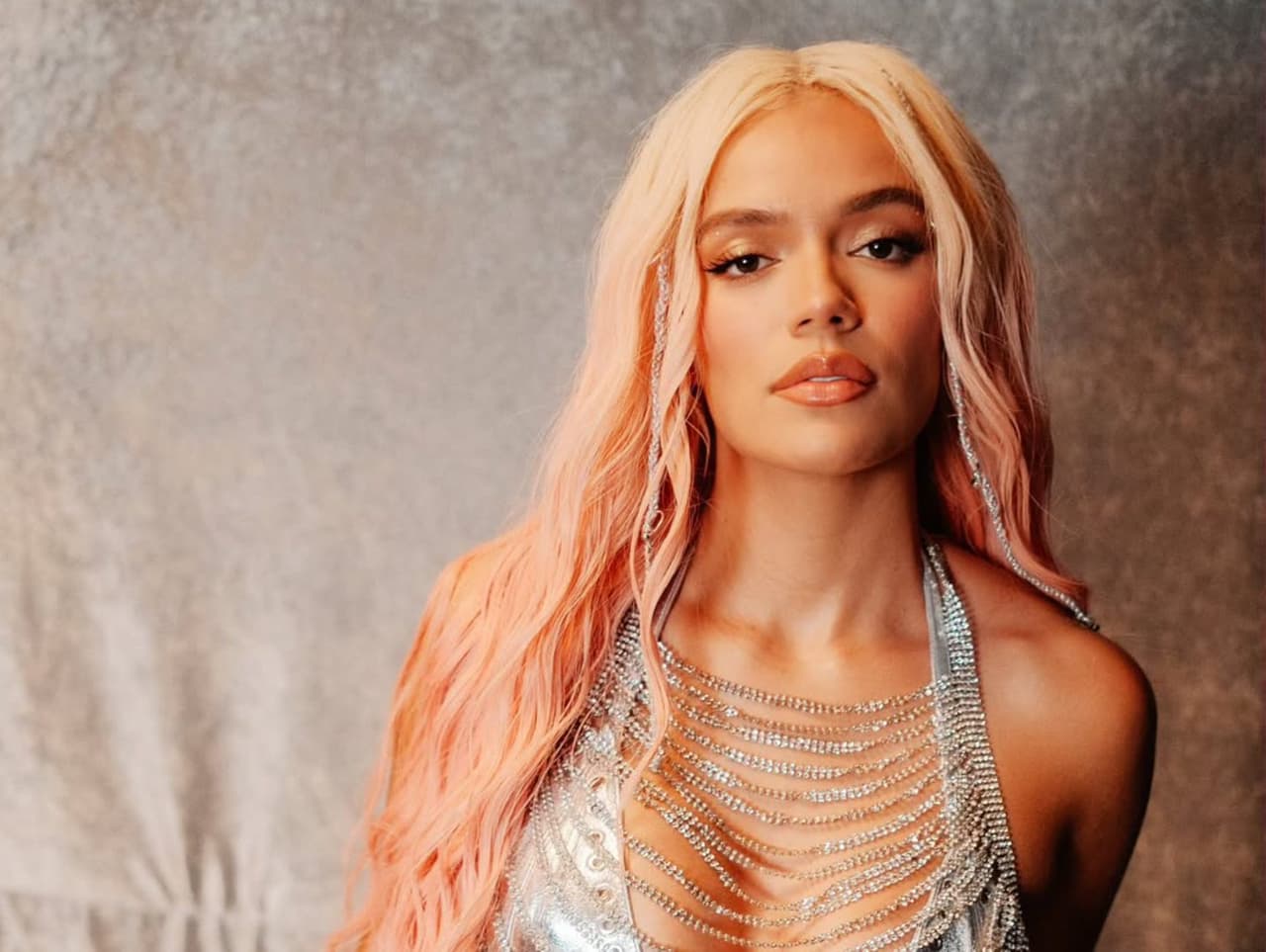 Karol G sufre aparatoso accidente en moto y alarma a todos sus fans